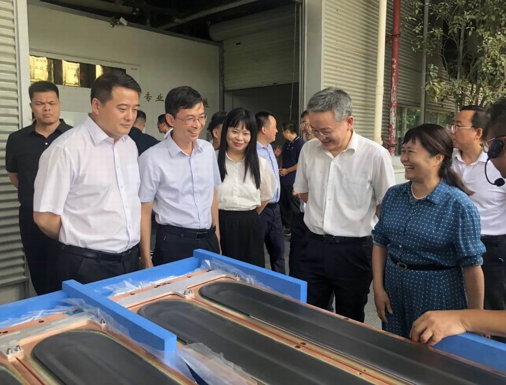 中國工程院院士專家團蒞臨集團旗下晶聯(lián)光電調研考察