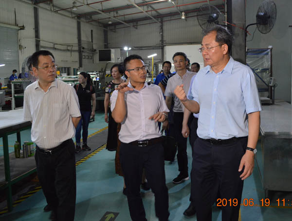 廣西壯族自治區(qū)人大常委會(huì)副主任、黨組書記王躍飛一行蒞臨晶聯(lián)光電調(diào)研